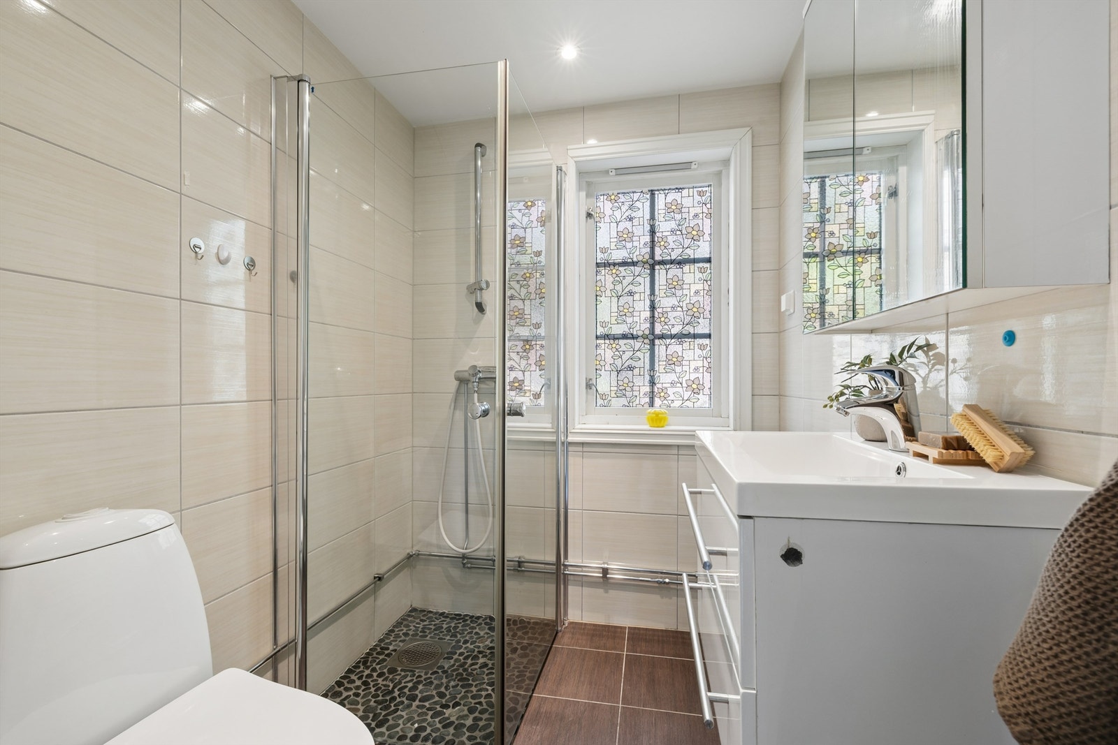 Badet i første etasje ble modernisert i 2015 og har flislagte overflater. Galleribilde