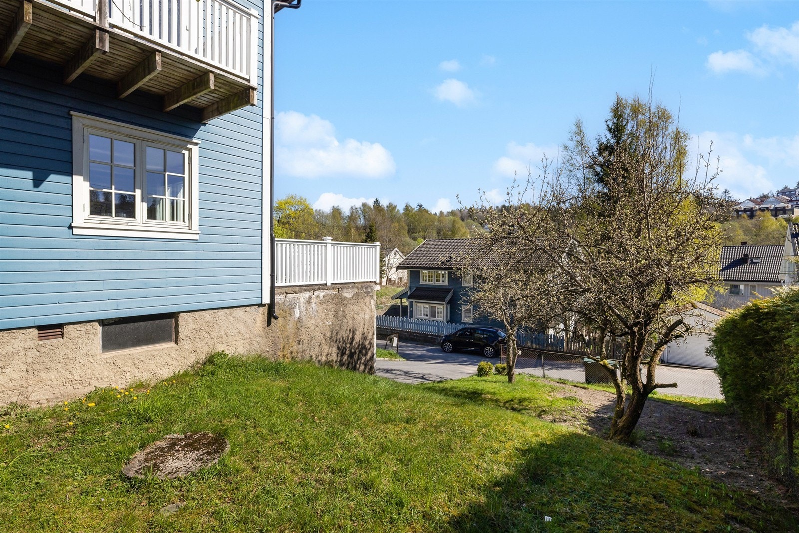 Hagen er opparbeidet med plen og beplantning. Galleribilde