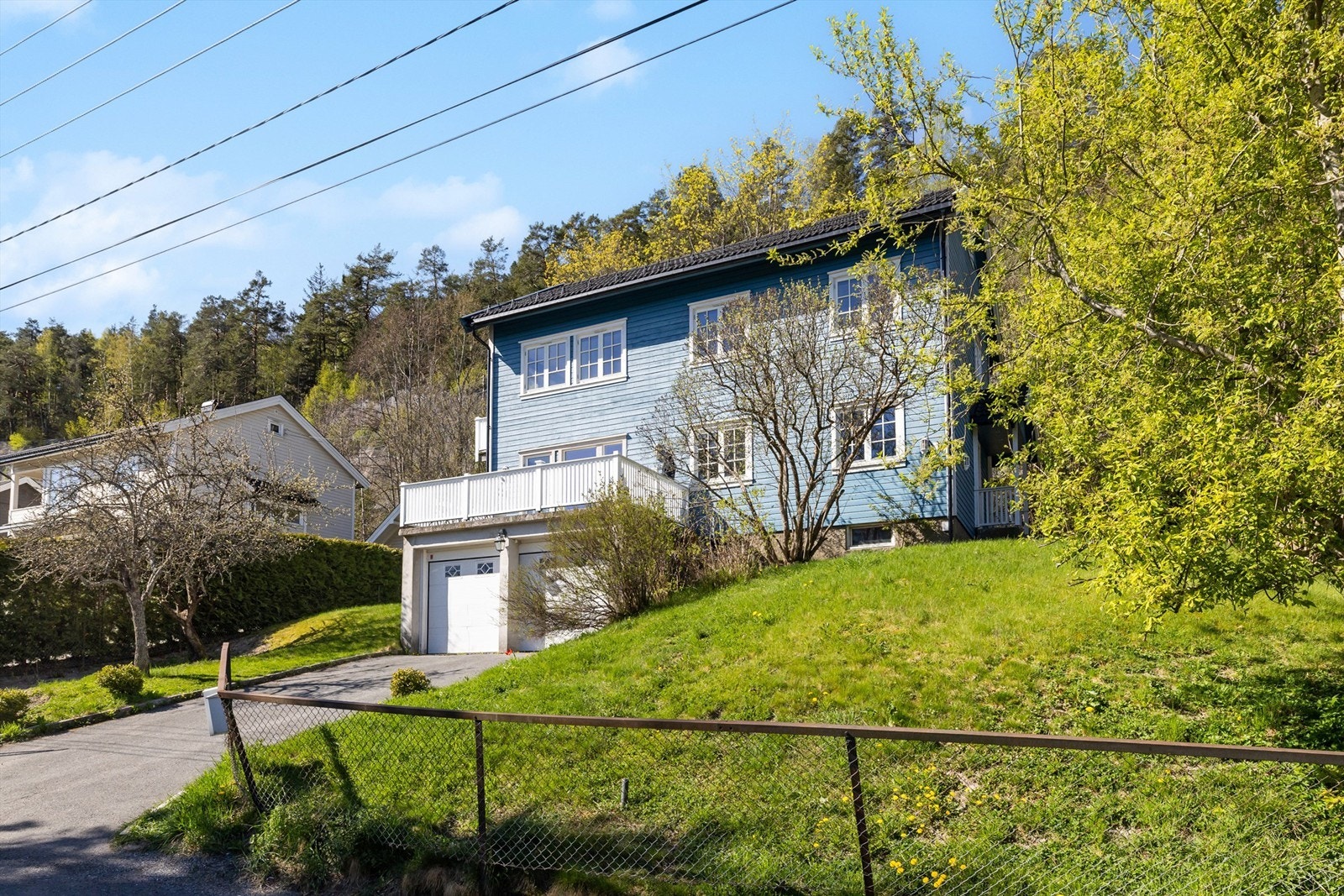 Boligen ble etterisolert og fikk ny kledning i 2006, og ble malt utvendig i 2019. Galleribilde