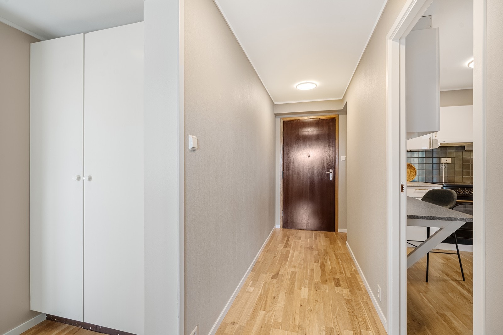 Velkommen inn til en funksjonell og innbydende bolig med stue, kjøkken, entré/gang, soverom samt bad/vaskerom. Galleribilde