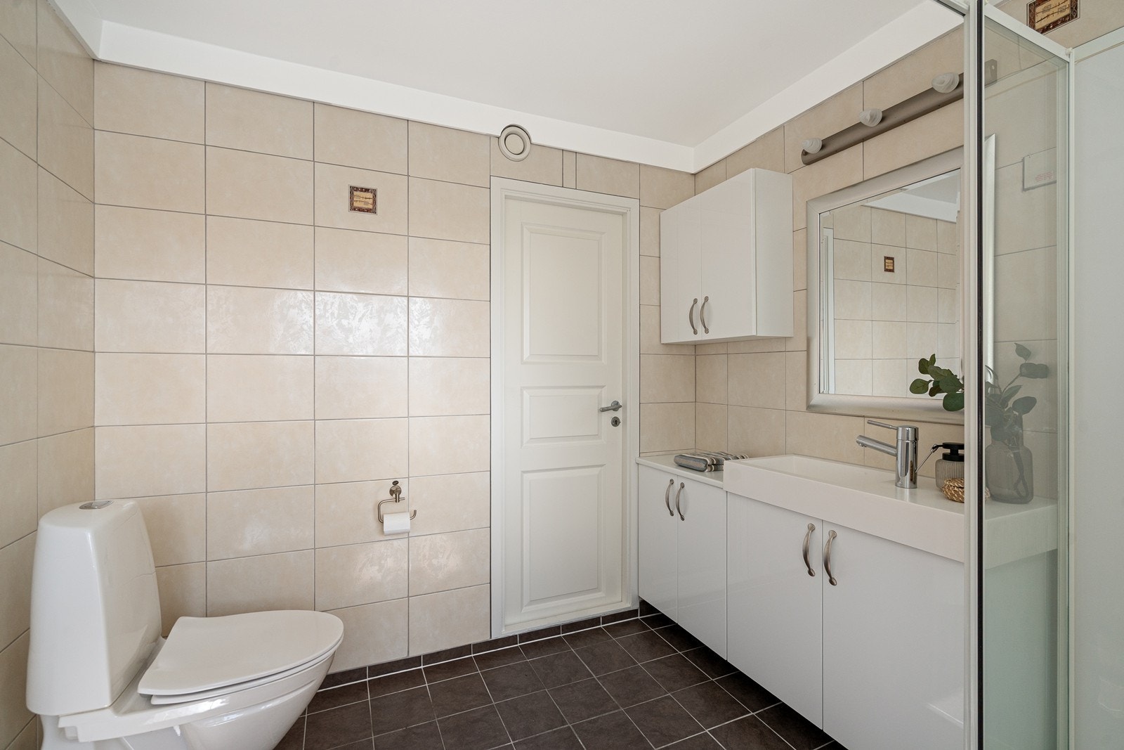 Badet har fliser på både vegger og gulv, og er utstyrt med elektriske varmekabler som gir god komfort. Galleribilde