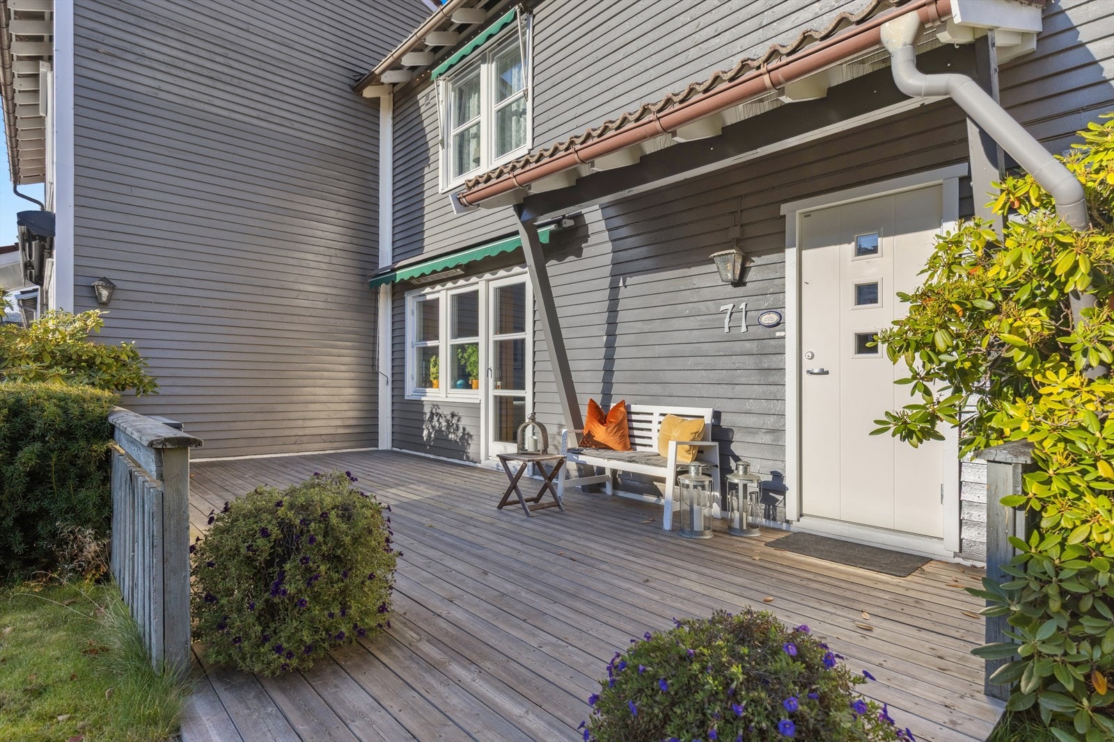 Solrik terrasse og inngangsparti Galleribilde