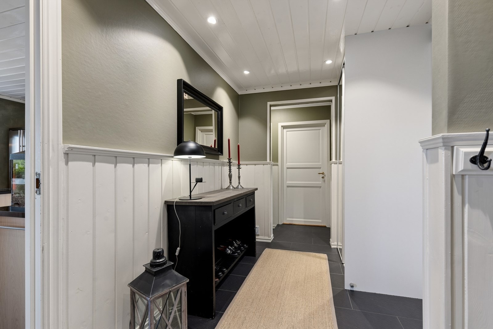Romslig entré med skyvedørsgarderobe Galleribilde