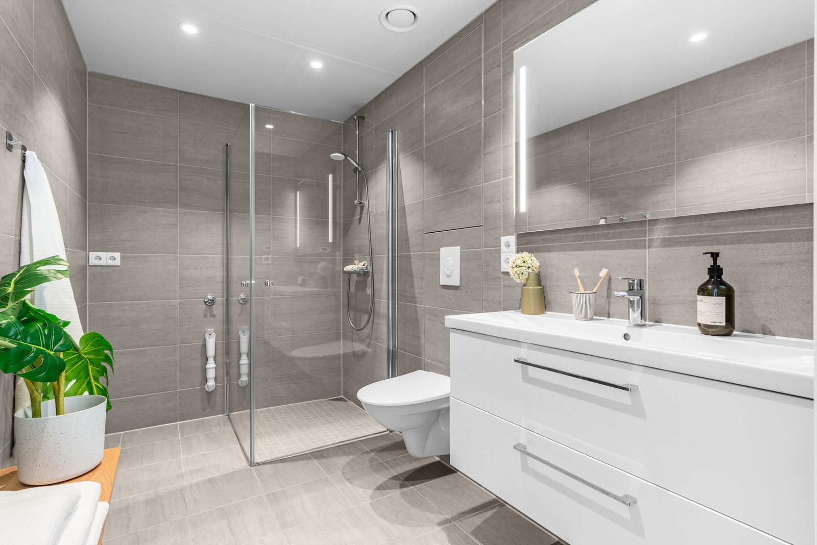 Badet ligger lett tilgjengelig fra entréen og holder en moderne, delikat standard. Galleribilde