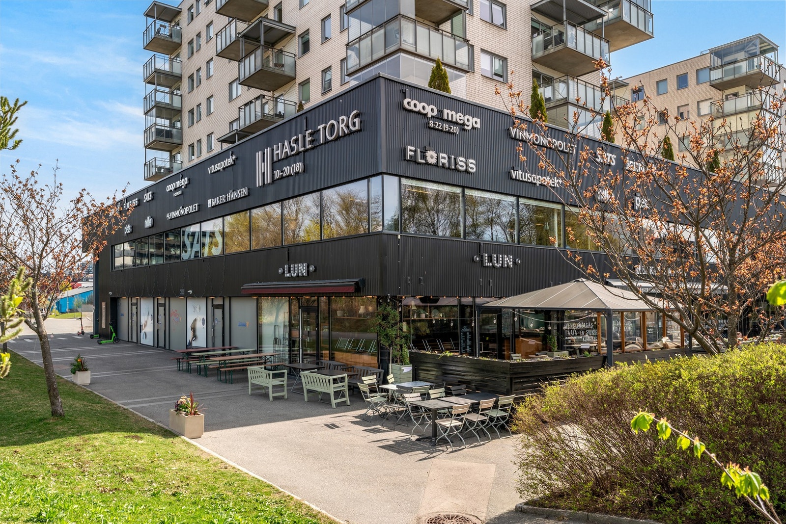 Hasle Torg kjøpesenter med bl.a. Coop Mega, Vinmonopolet og Baker Hansen. Galleribilde