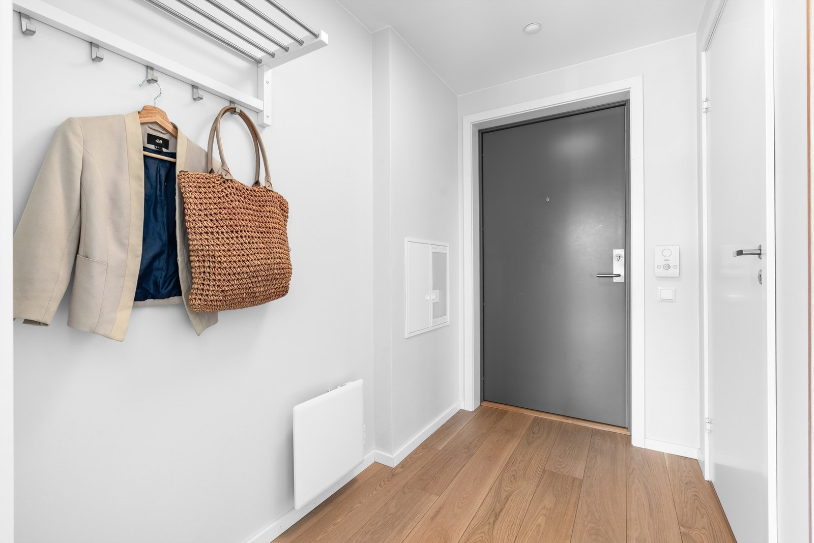 Innbydende entré med oppheng for yttertøy og sko. Galleribilde