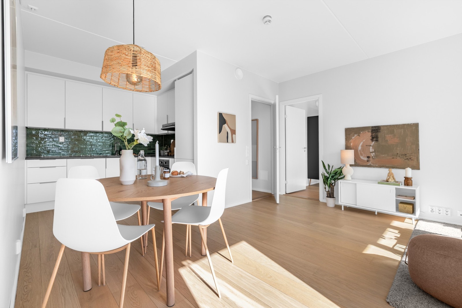 Åpen kjøkkenløsning som er behagelig tilbaketrukket fra stuedelen. Galleribilde