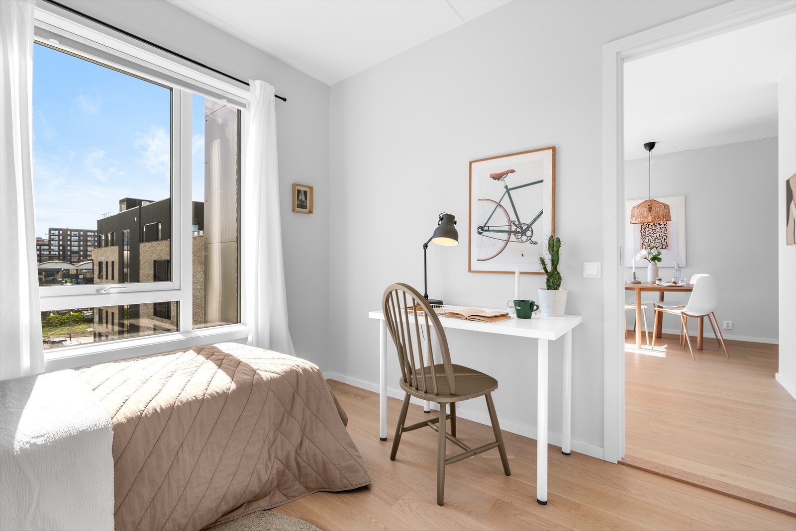 Rommet er innredet med garderobeskap og har i tillegg plass til både seng og pult. Galleribilde
