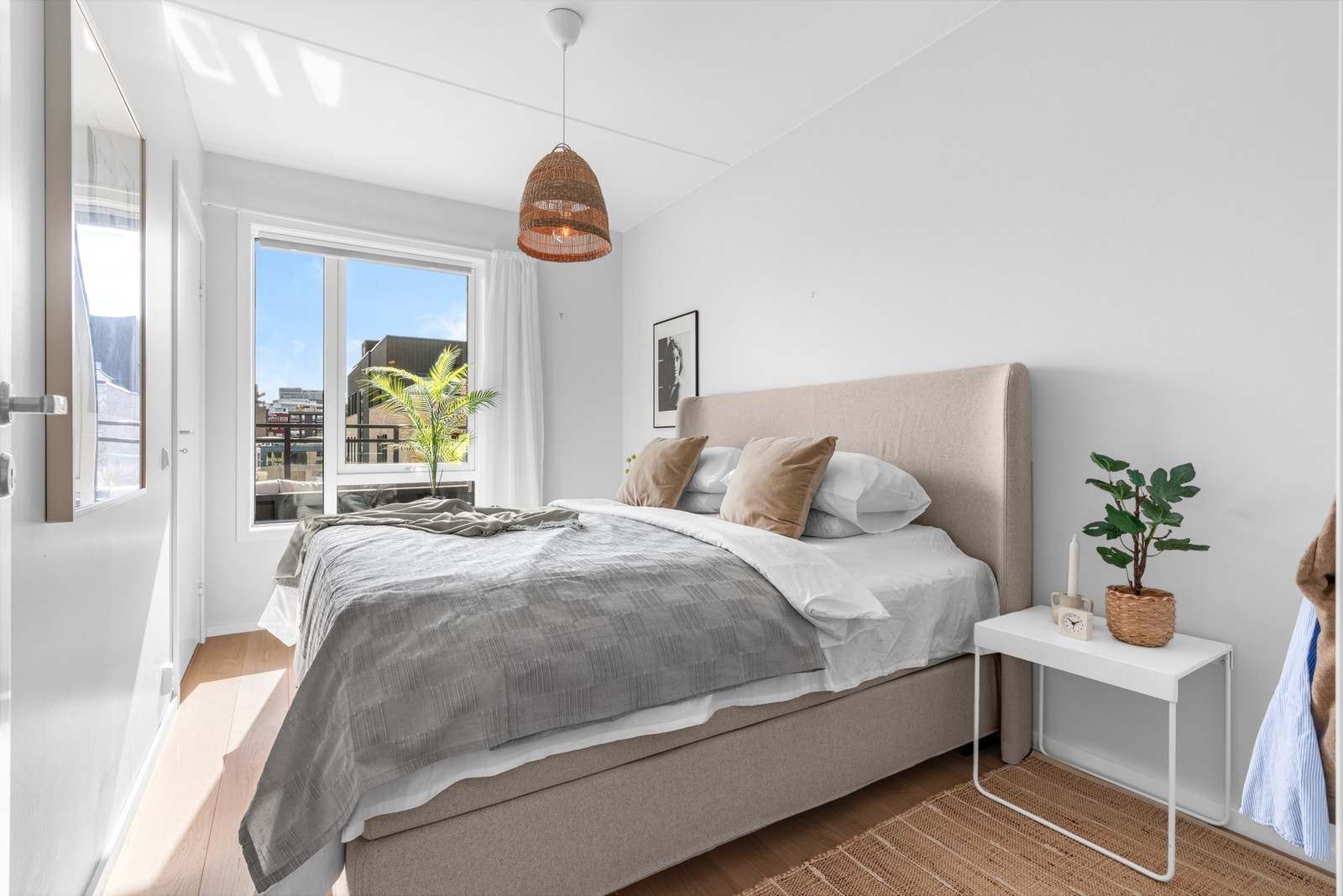 Hovedsoverommet er lyst og behagelig og har god plass til stor seng. Galleribilde