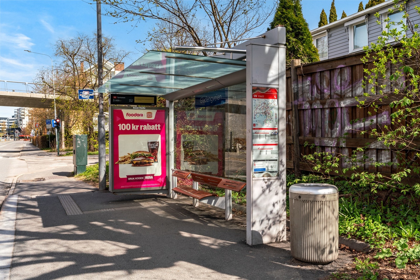Svært gode kollektiv tilbud i kort avstand fra leiligheten. Blant annet få minutter til busstoppet Gladengveien. Galleribilde
