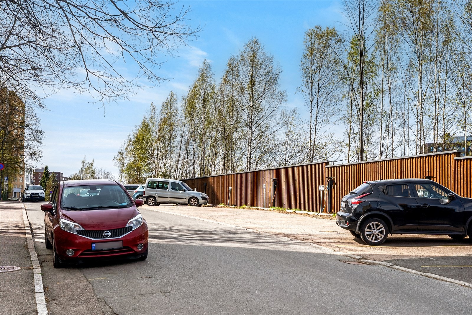 Gateparkering etter gjeldende bestemmelser. Borettslaget har ca 100 plasser tkl utleie, alle med lademulighet. Galleribilde