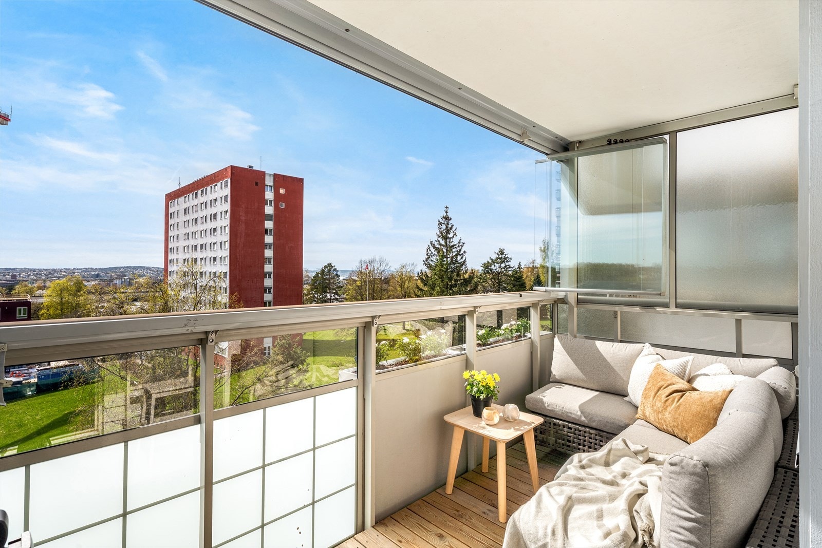 Innred etter eget ønske og behov med både planter, grill og diverse utemøblement. Galleribilde