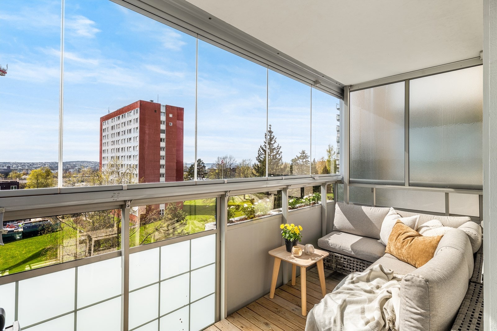 Velkommen ut! Her kan du nyte utendørsliv hele året - uavhengig av sol, regn eller snø, siden vinduene kan trekkes igjen ved behov. Galleribilde