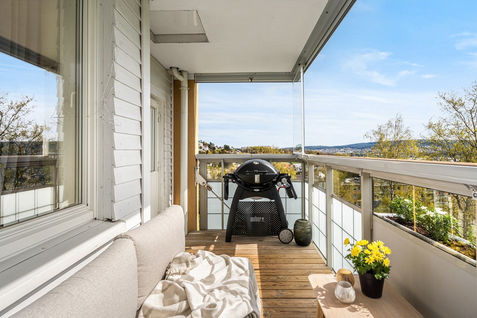 Balkongen er overbygget slik at dere kan nyte balkonglivet selv om det skulle komme en dråpe eller to fra himmelen. Galleribilde