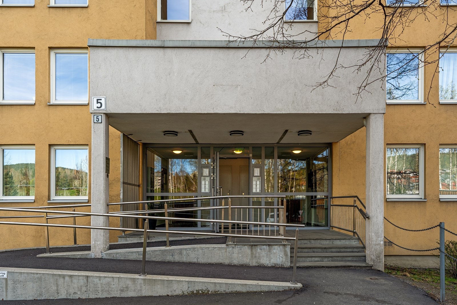 Fra pene, opparbeidede fellesarealer finner dere boligen med god, intern beliggenhet. Galleribilde