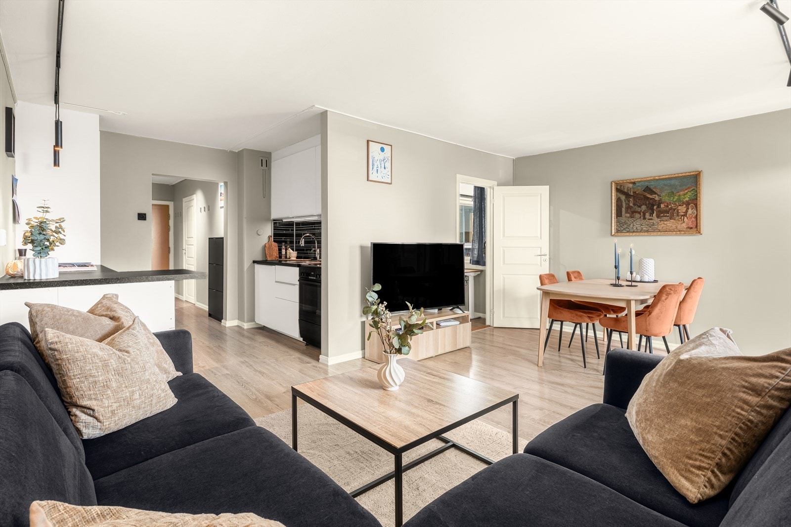 Stor og flott stue med god plass til sofagruppe, salongbord, TV-seksjon og annet ønsket møblement. Galleribilde
