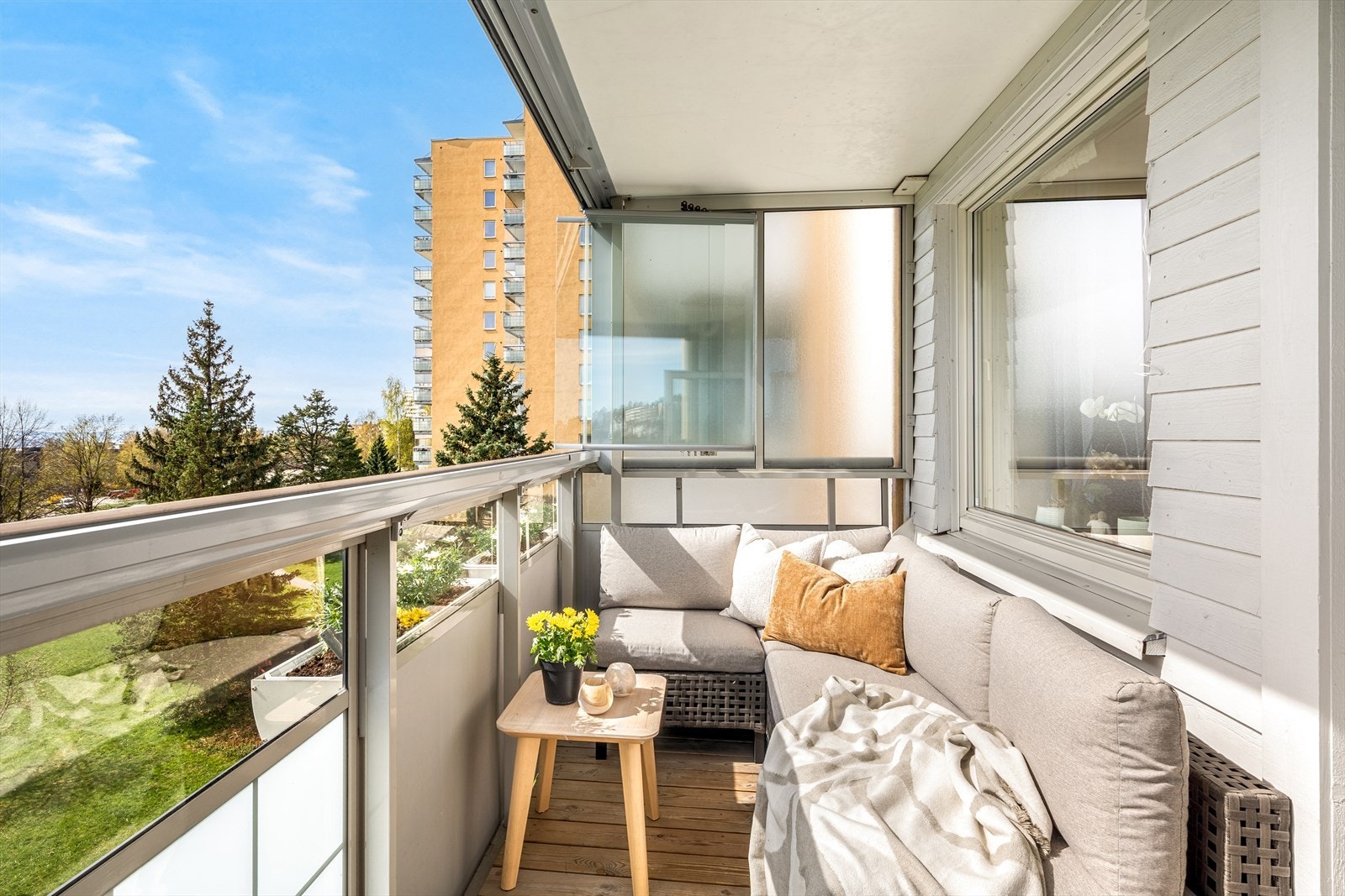 Refstadsvingen 5 er en 3-roms hjørneleilighet i 4. etasje med en romslig balkong på ca. 8 m². Galleribilde