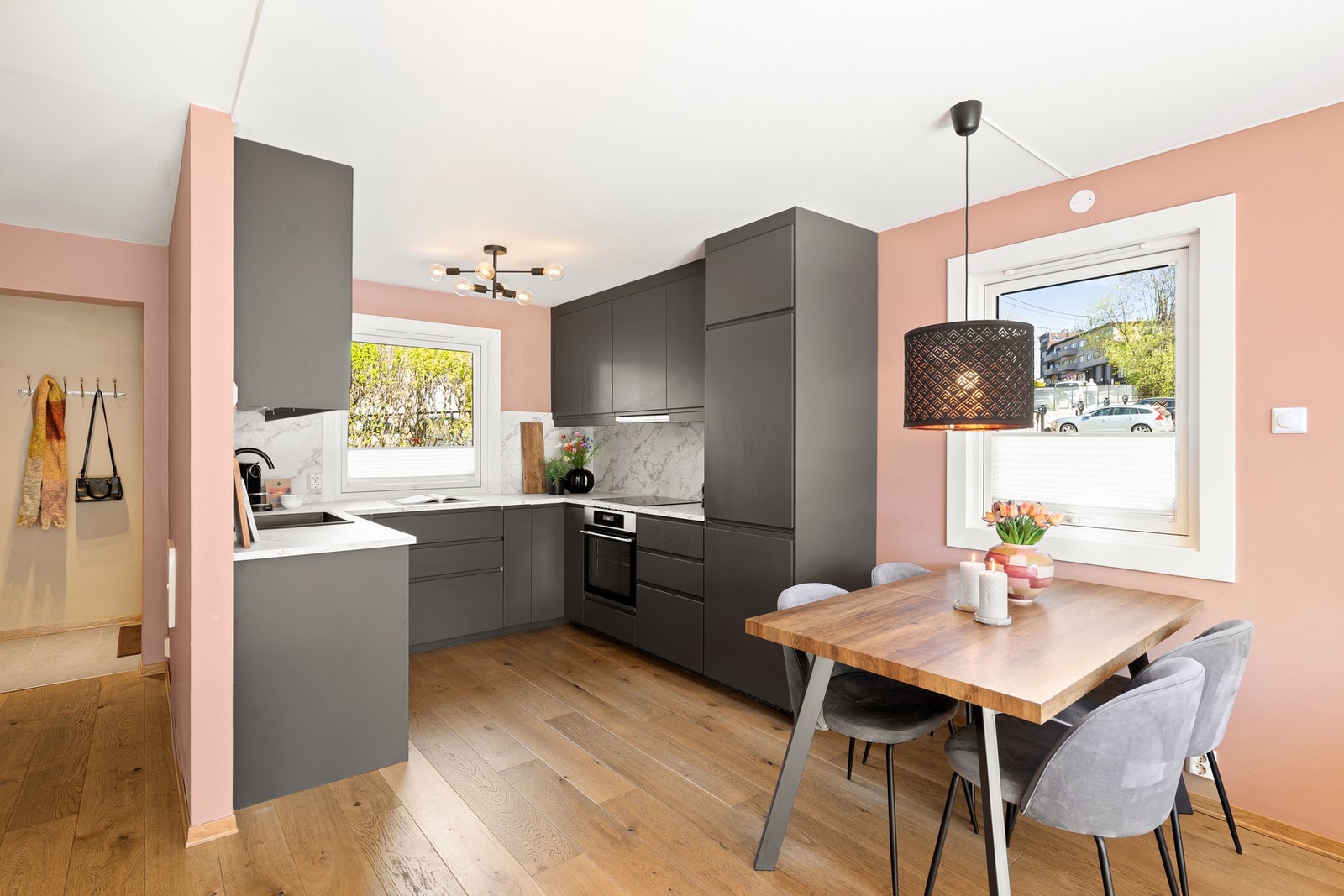 Boligen holder en gjennomgående god standard og fremstår som velholdt, med en praktisk og funksjonell planløsning som passer perfekt for både par og barnefamilier. Galleribilde