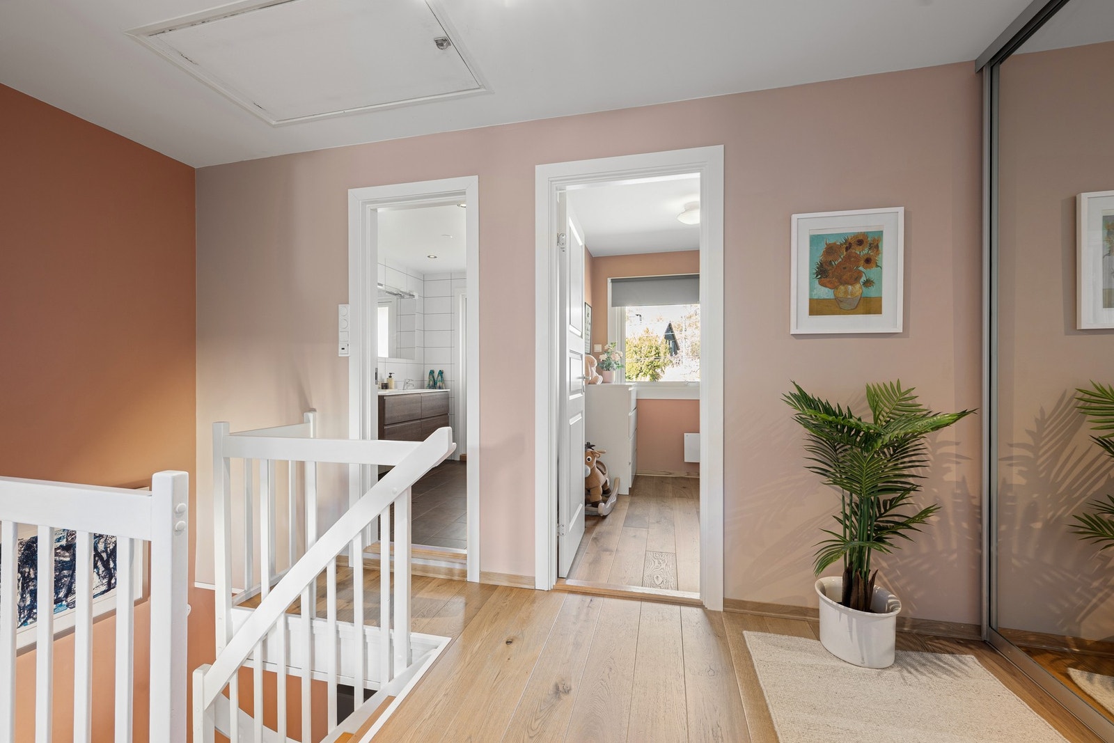 Det er etablert skyvedørsgarderobe med gode oppbevaringsmuligheter i gangen. Boligen har også gode oppbevaringsmuligheter med blant annet kaldtloft på 33 kvm (ALH). Galleribilde