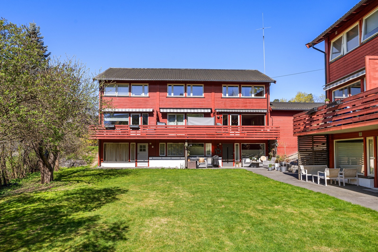 Fra balkongen er det et pent utsyn mot grønne fellesarealer, og beliggenheten gir gode muligheter for å følge med på lek og aktivitet i nærområdet. Galleribilde