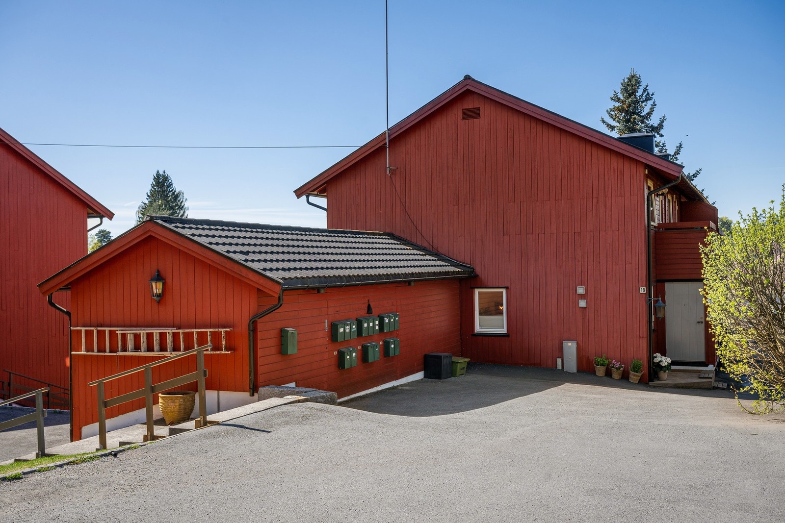 Sameiet fremstår velholdt og organisert, med to årlige dugnader som bidrar til et hyggelig bomiljø og gode fellesarealer året rundt. Galleribilde