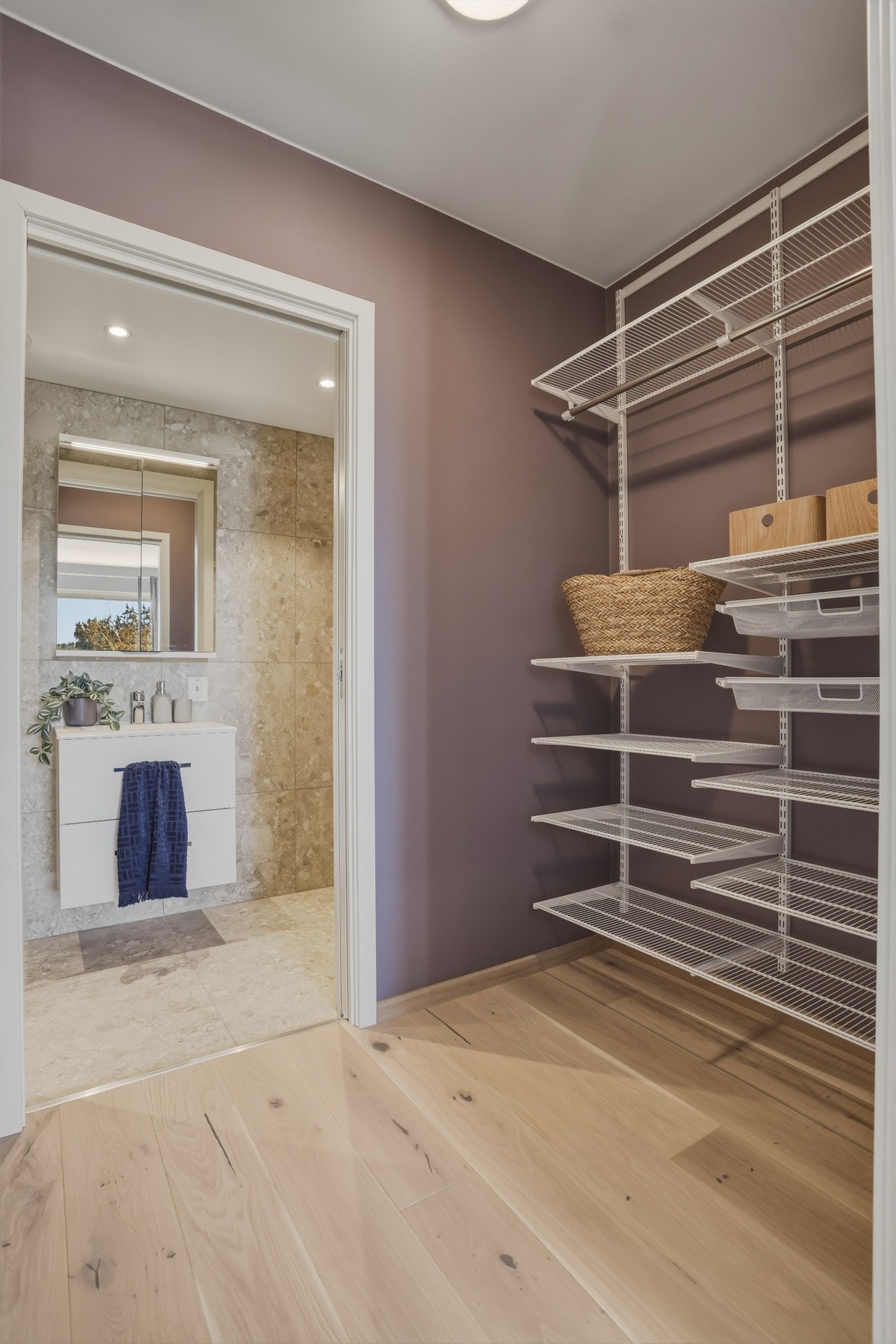 Walk-in closet. Galleribilde