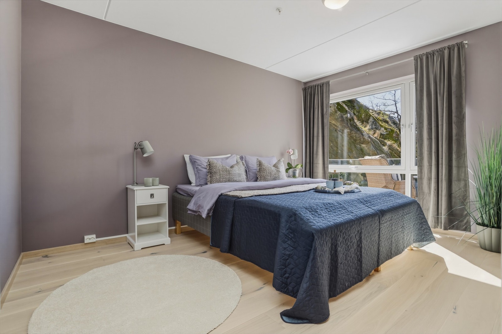 Master bedroom har eget walk-in closet og privat bad. Galleribilde