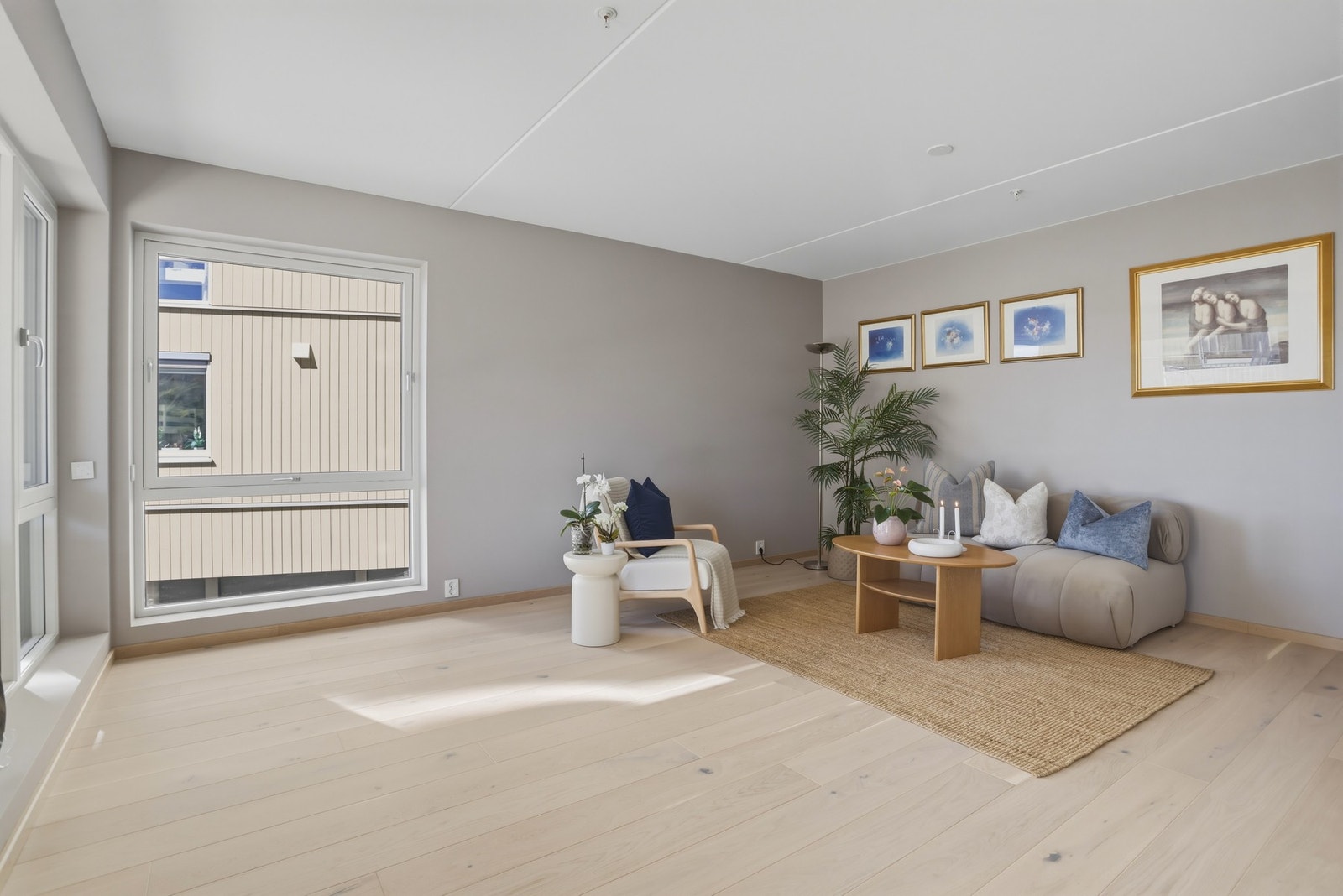 Her har man god plass til bl.a. 3+2 seter sofa. Galleribilde