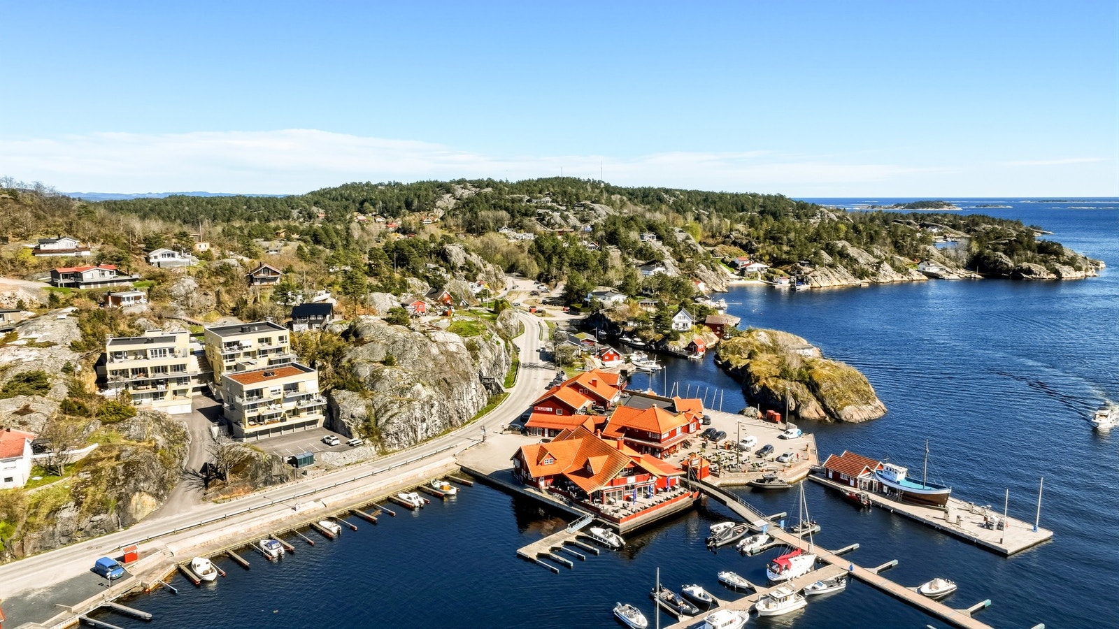 Leiligheten ligger sentralt på Valle med sjøen og båtplass rett på nedsiden. Galleribilde