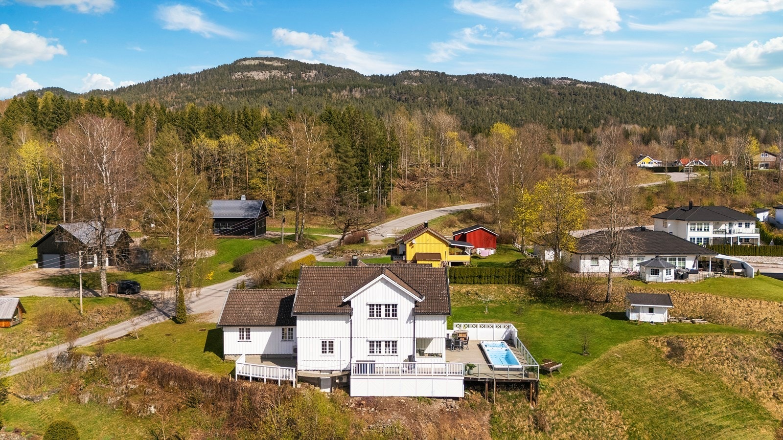 Denne praktfulle og solfylte eiendommen har særdeles gode bruksmuligheter og rikelig plass til aktiviteter i hageområdet - et eldorado for både barn og husdyr Galleribilde