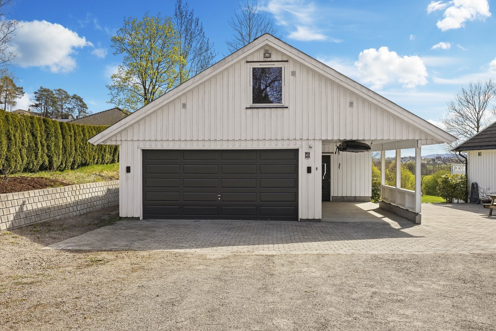 Det er gode parkeringsmuligheter i dobbel garasje, carport og gårdsplass Galleribilde