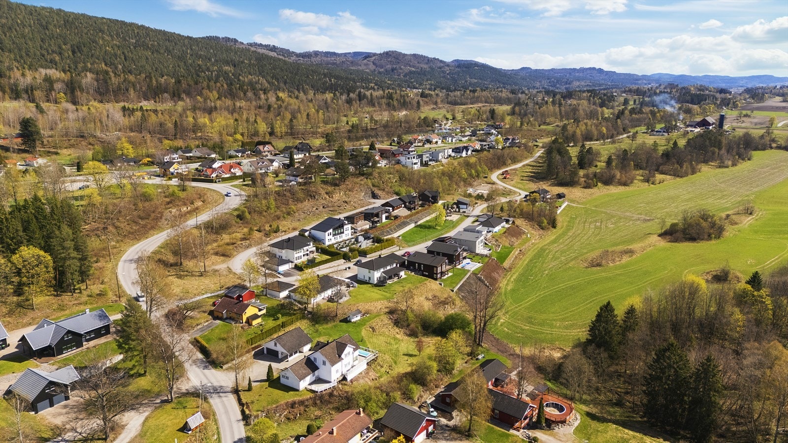 Området har flere fritidstilbud å by på som bla. flotte turområder, idrettsanlegg, ridemuligheter, skiløyper, golfklubb og treningssenter Galleribilde