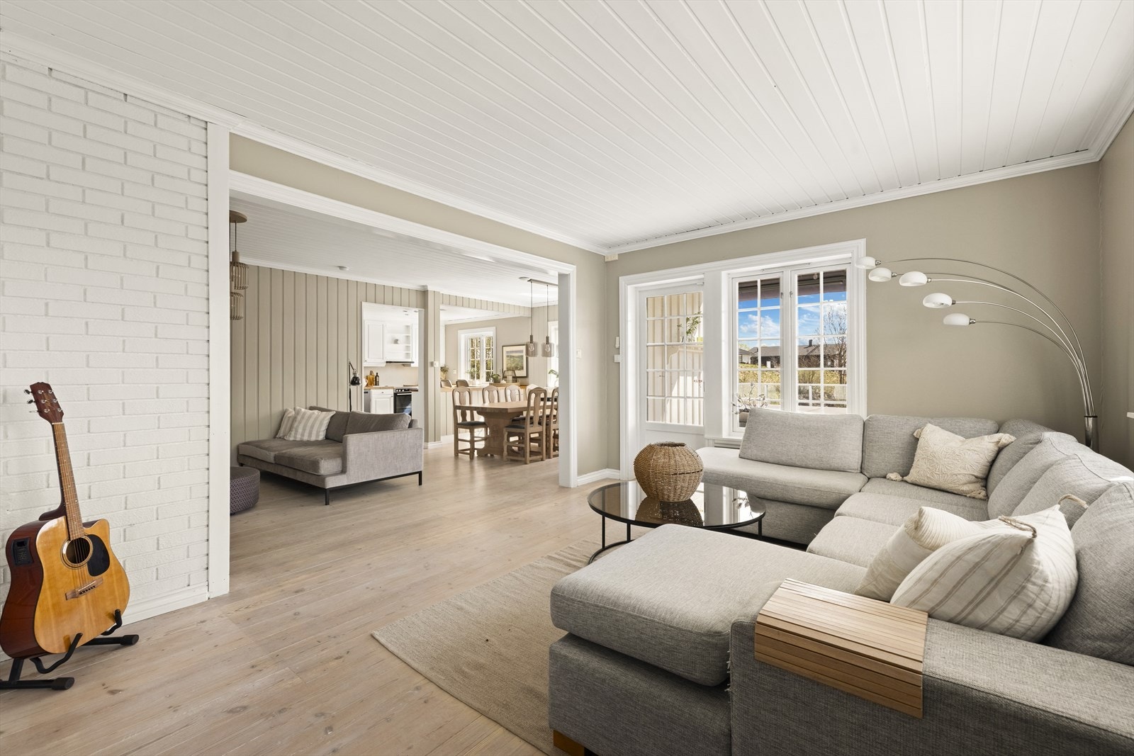 Videre er det inngang til stuen som har plass til sofagruppe og godstoler Galleribilde