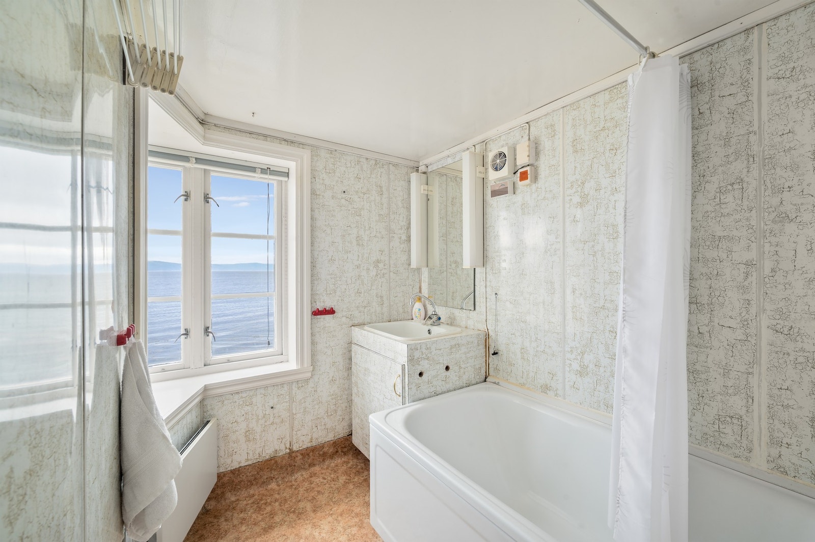 Fra badet har man også en herlig sjøutsikt. Galleribilde