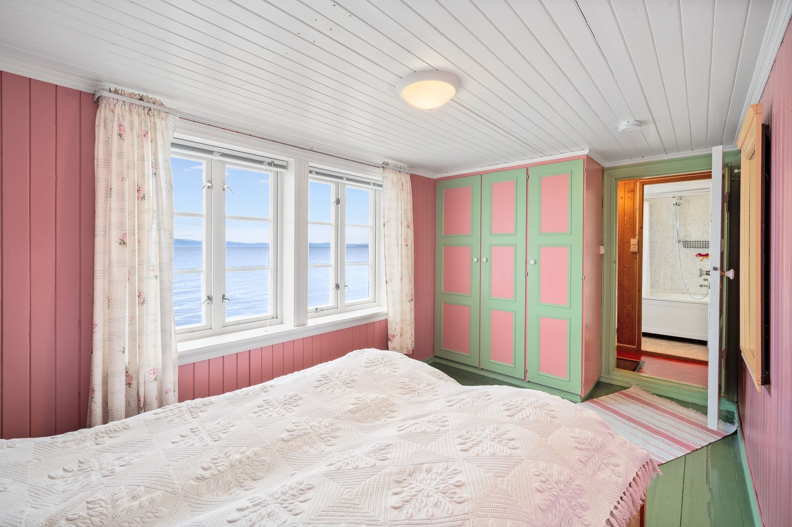 Her er det god plass til ønsket soveromsmøblement. Galleribilde