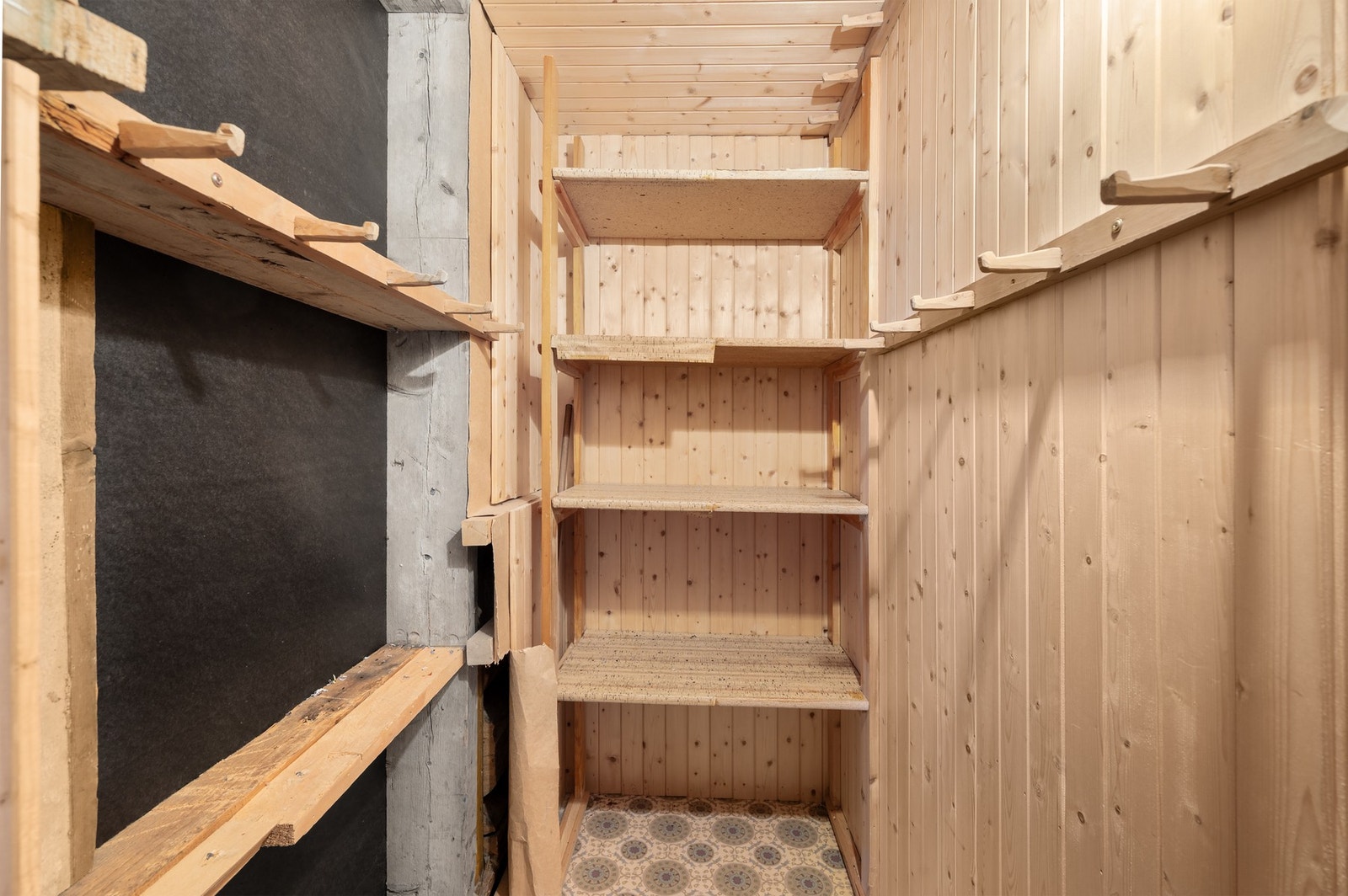 Innvendig bod for ekstra oppbevaring- og lagringsplass. Galleribilde