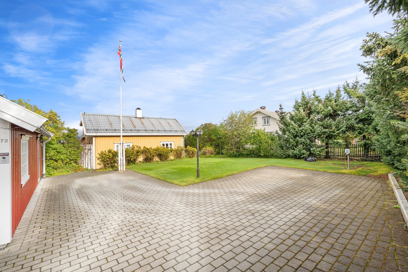 Svært gode parkeringsmuligheter i både garasje og på oppstillingsplass,. Galleribilde