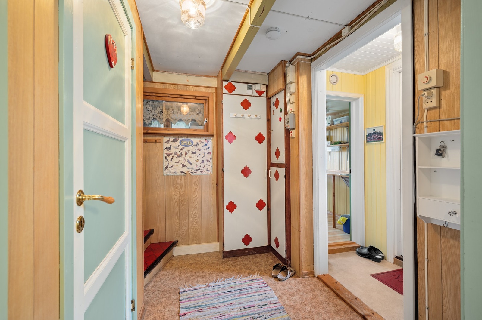 Gang og entrè med vaskerom og praktisk bod. Galleribilde