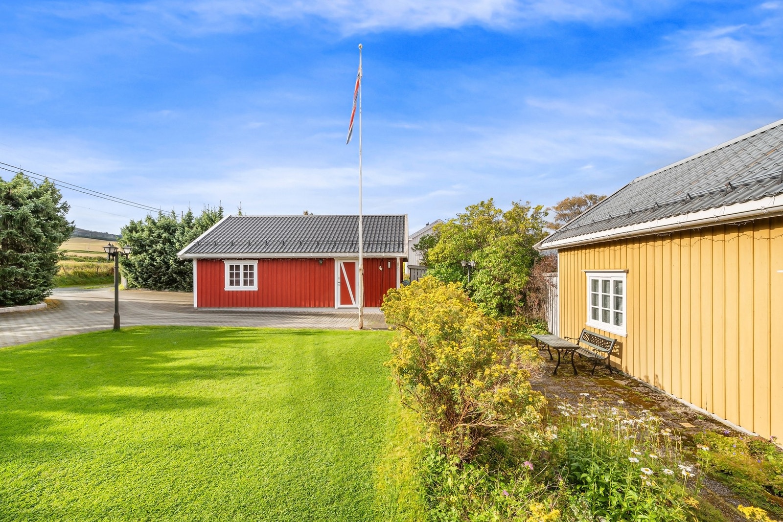 Flotte uteområder på baksiden av boligen. Galleribilde