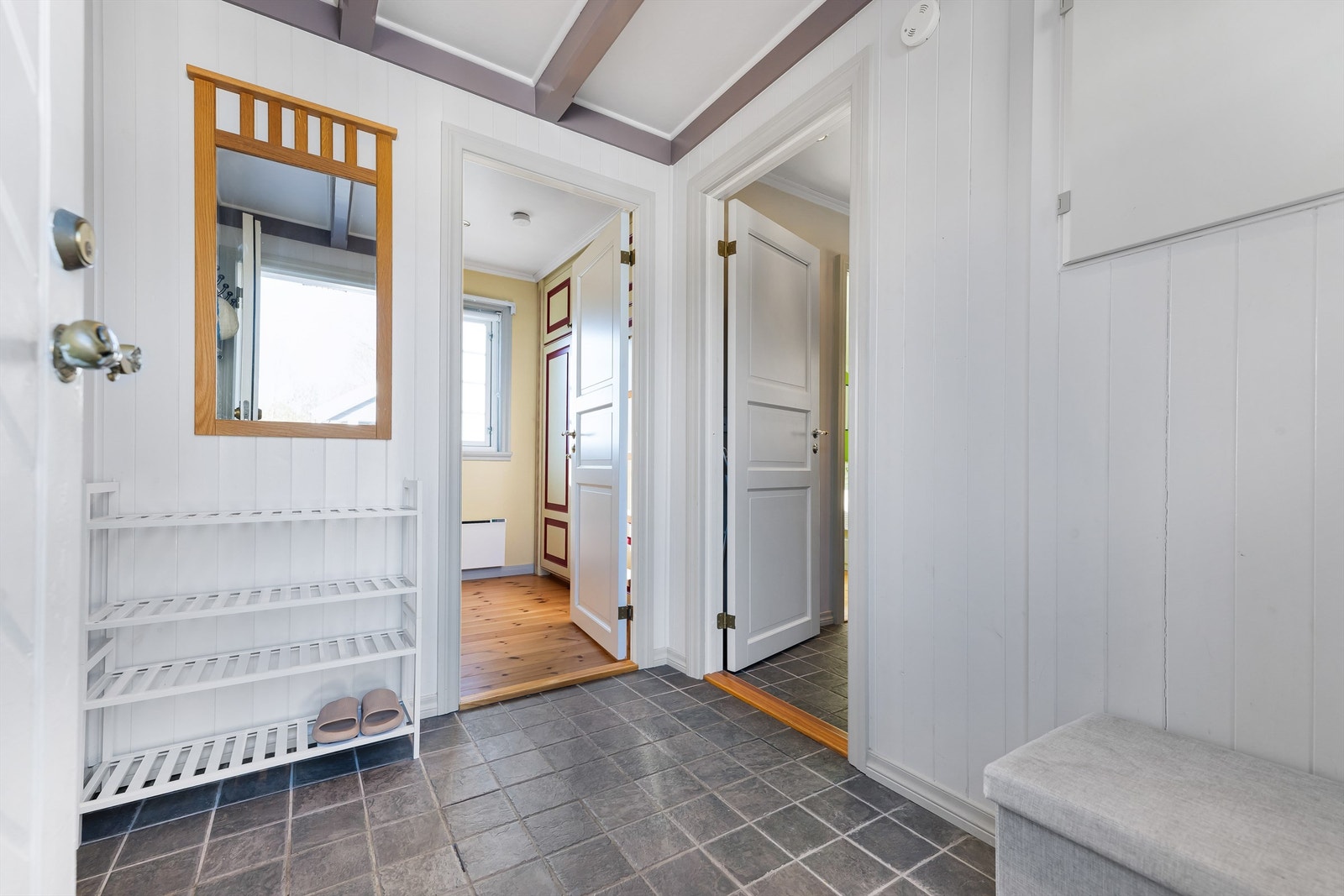 Velkommen inn. Her er en lys og romslig entre. Galleribilde