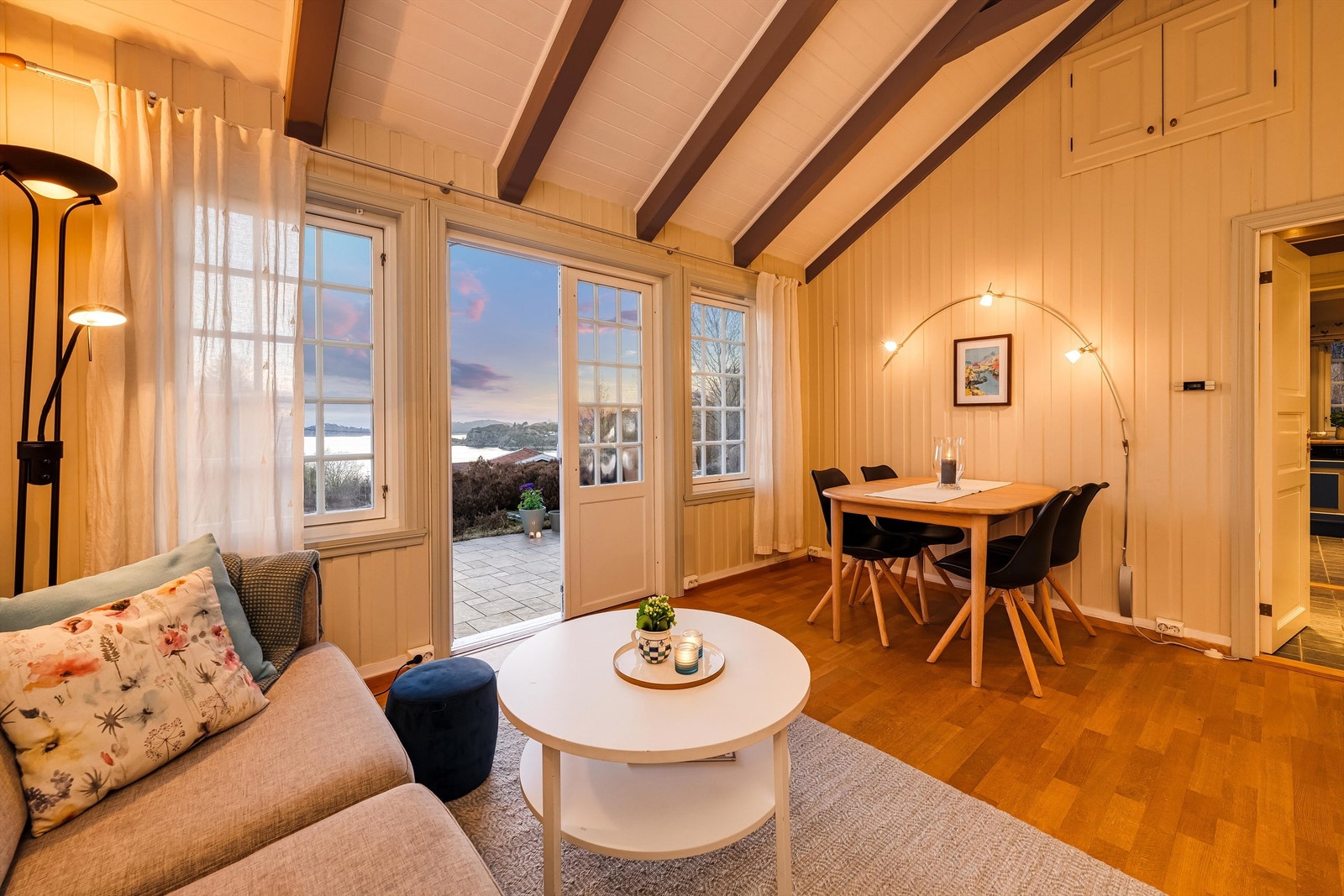 Fra stuen er det dobbel altandør til den flotte uteplassen. Galleribilde