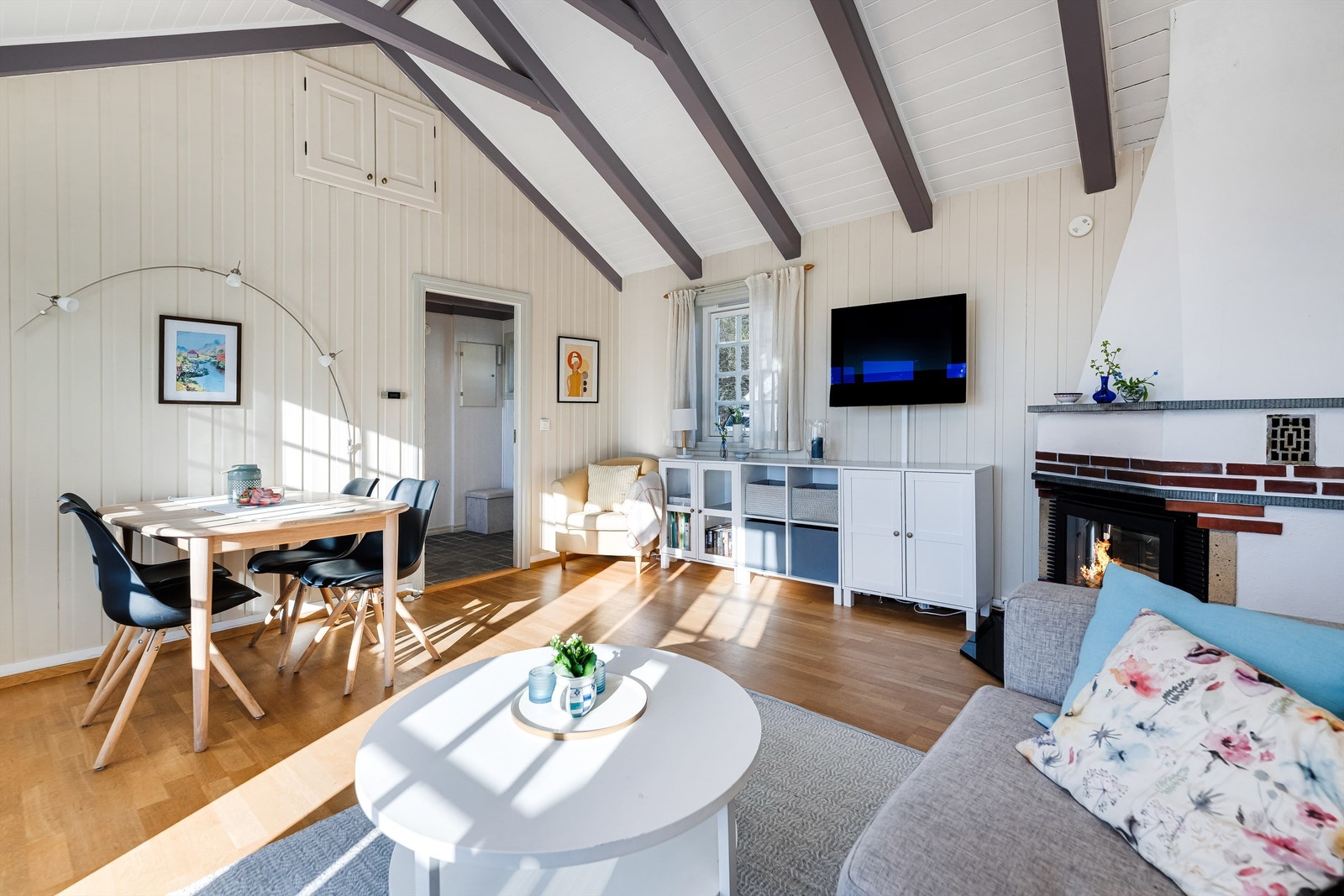 Stuen er malt i lyse farger og man har plass til både sofagruppe og spisebord. Galleribilde