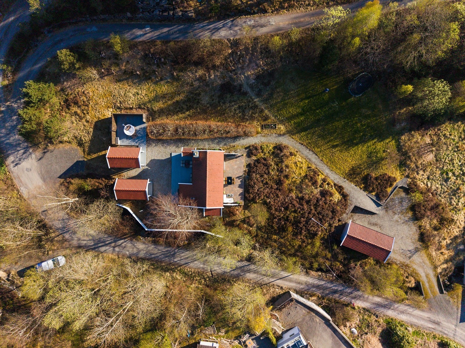 Innkjørsel og tomt sett overfra. Galleribilde
