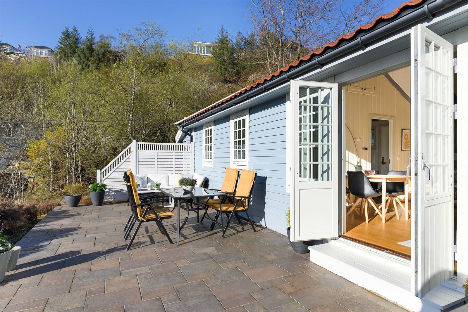 Eiendommen har stor flat tomt. Den består av en fin hytte, 2 anneks og en carport med bod. Galleribilde