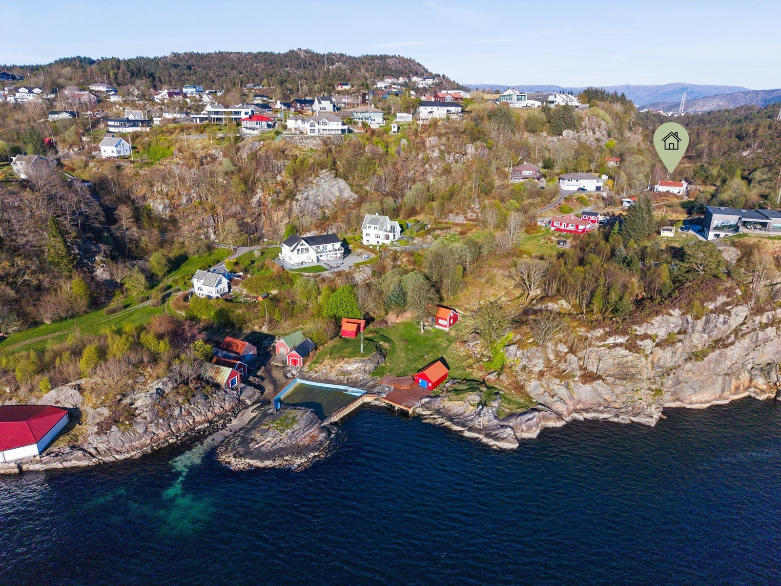 Kort gangavstand til sjøen og flott badeplass I Træet med svaberg, stupebrett og sjøbasseng. Galleribilde