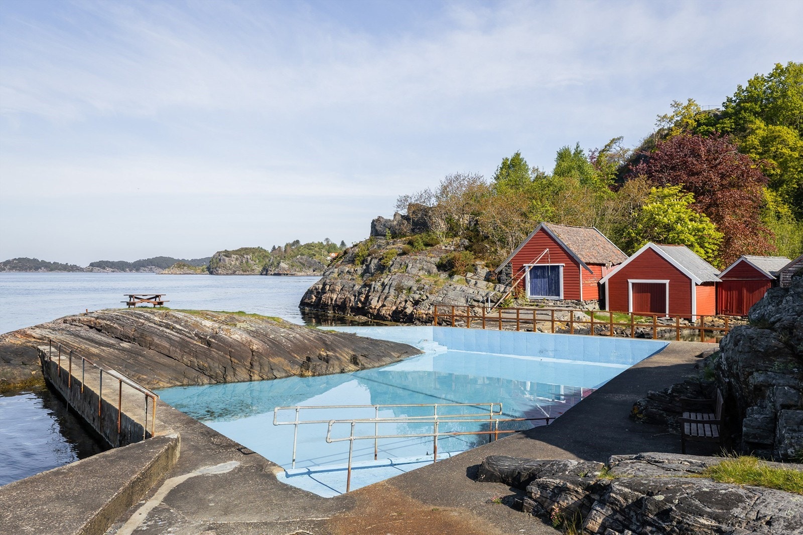 Flotte Træet badeplass byr på blant annet fine svaberg, stupebrett og sjøbasseng Galleribilde