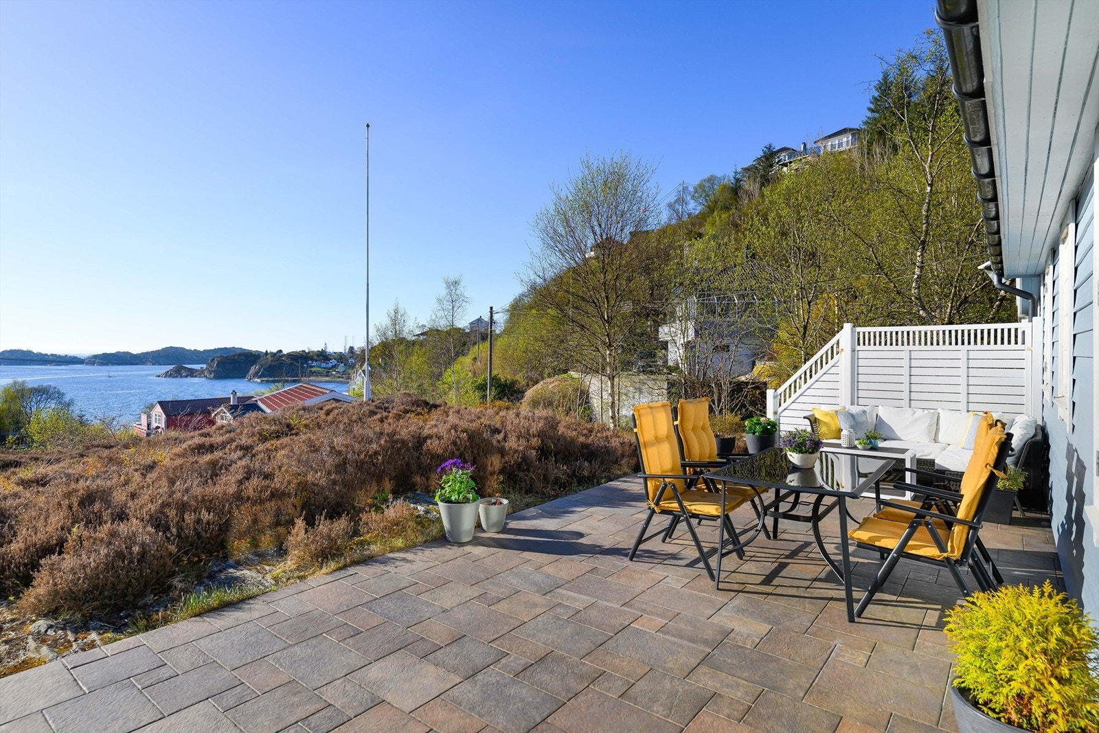 Det er fantastisk utsikt over Hjeltefjorden og skjærgården mellom Askøy og Sotra. Galleribilde