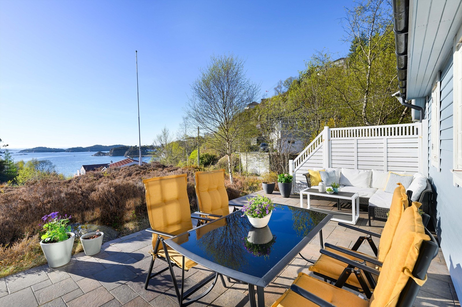 Det er god plass til sittegrupper og enkel tilkomst rundt på tomten. Galleribilde