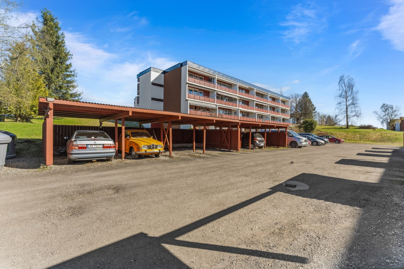 Parkering i carport, plass til en bil. Ellers henvises det til parkering ellers på fellesområdet. Galleribilde