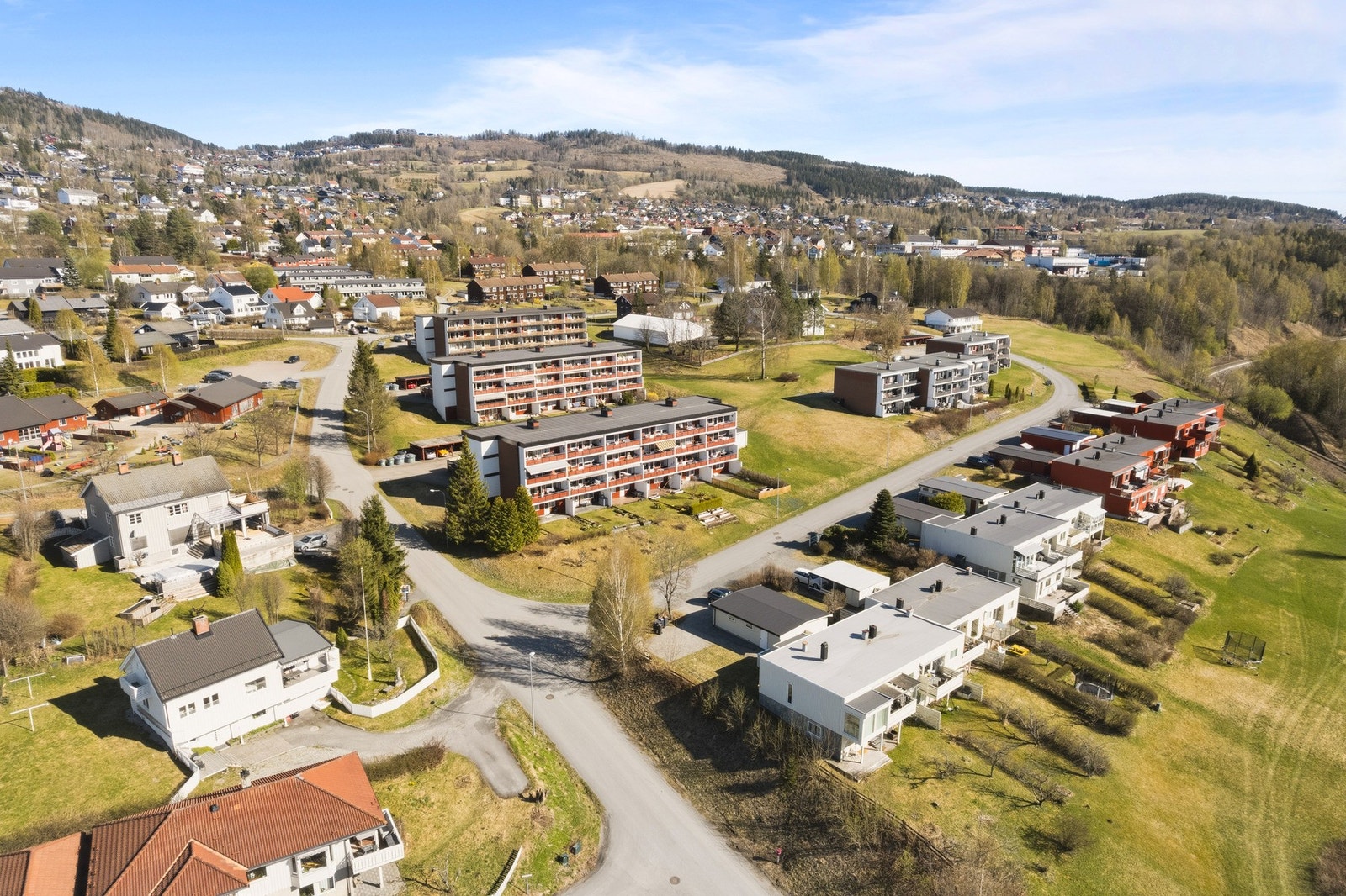 Oversikt over Suttestad, her ligger barnehagen på venstre side og Suttestad gård i midten og til høyre for bakerste blokk. Galleribilde
